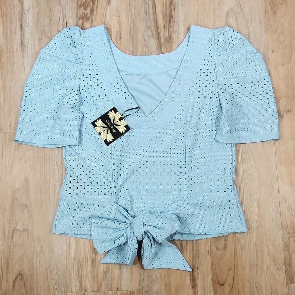 🔹️NWT Cliche' Blue Eyelet Cropped Puff Sleeve Top Large